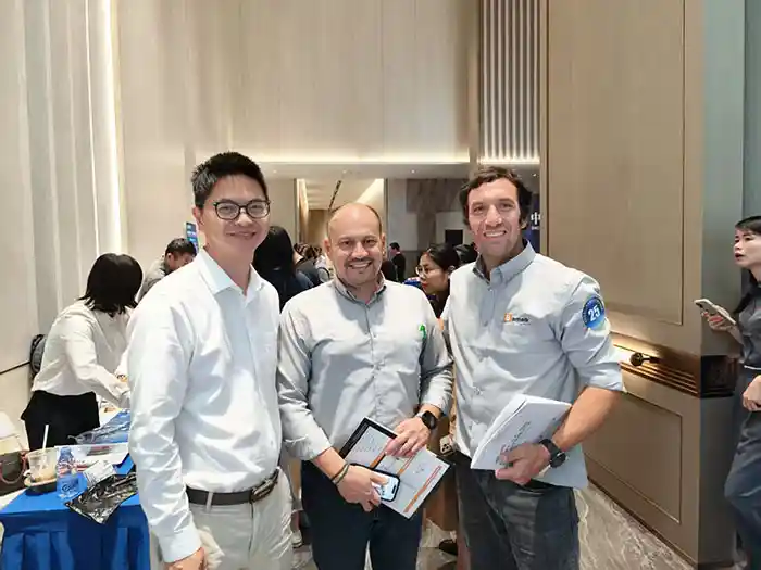 新瑞能源缪总与南美客户合影